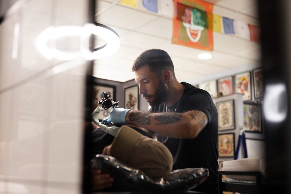 Um vídeo viralizou nas redes sociais, revelando um pastor exibindo sua tatuagem recém-feita em um estúdio improvisado em uma igreja.